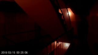Bytom na klatce schodowej nocą.mp4