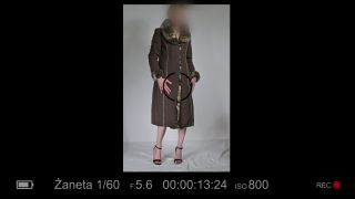 Naga w płaszczu.mp4