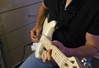 🎸
