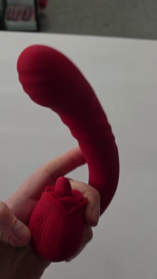 Wibrator dopychający z języczkiem