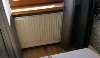 Może nie widać, ale sąsiadka stoi na papierosku😈